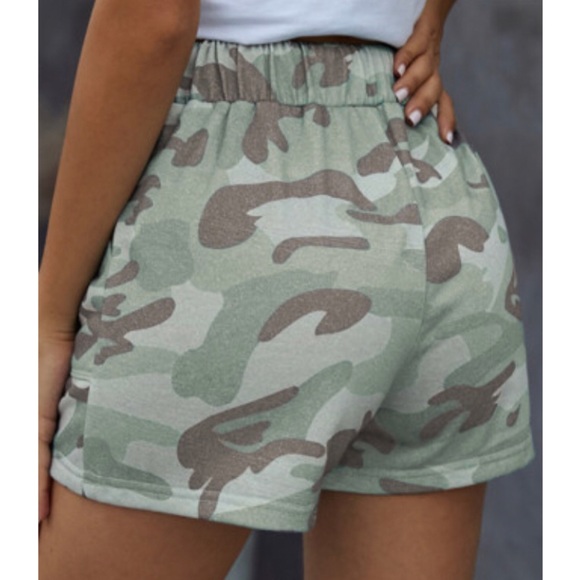 Camouflage shorts last one large - Picture 3 of 9